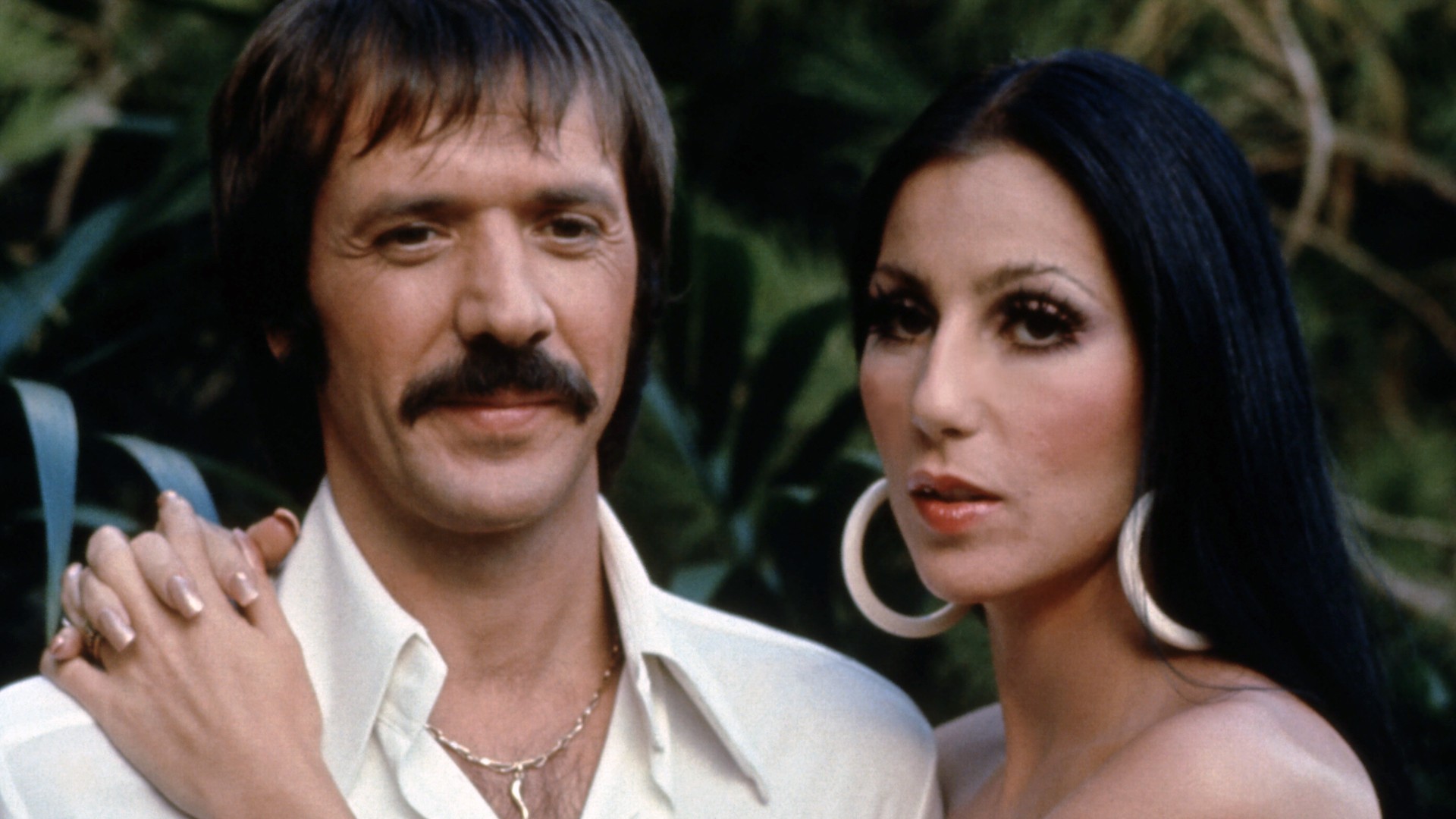 Cher surpreende ao revelar em livro que ex-marido, Sonny Bono, “pensou seriamente” em matá-la em quarto de hotel