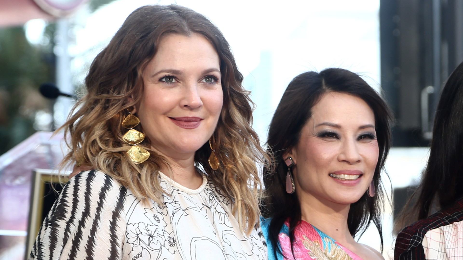 Lucy Liu revela atitude inusitada de Drew Barrymore para fugir de ex-namorado; assista