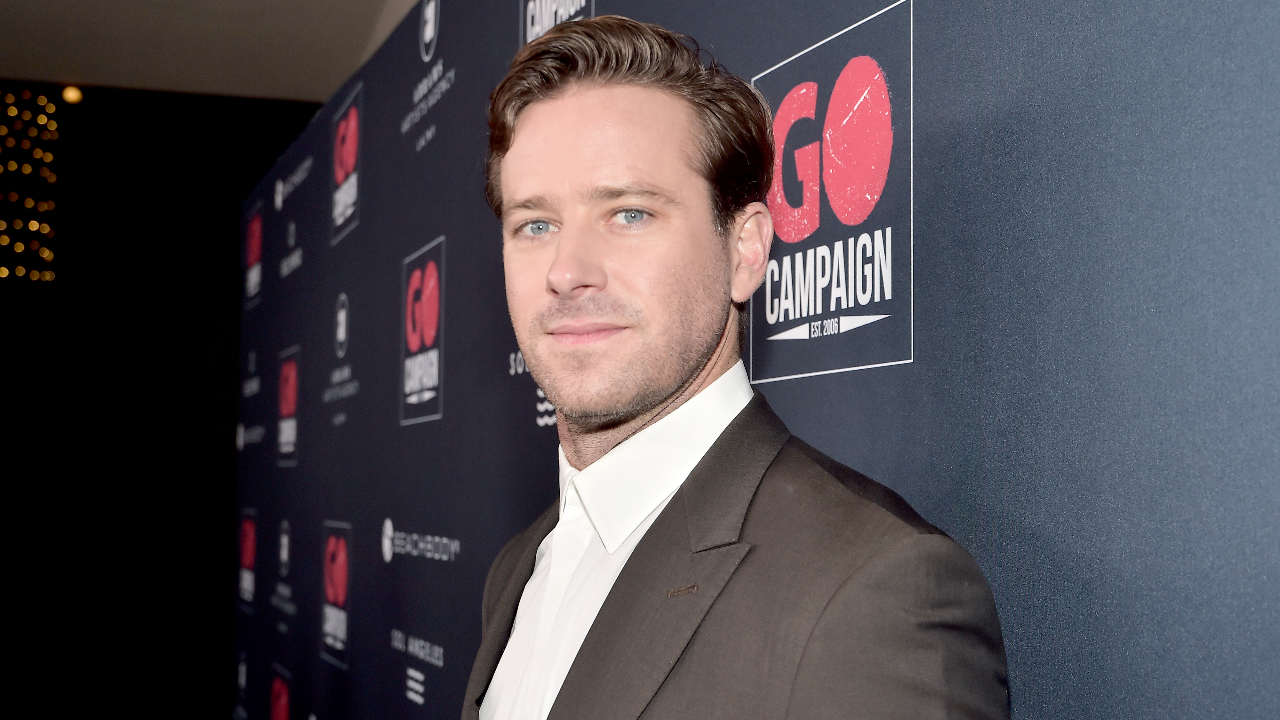 Armie Hammer revela que cortou contato com a mãe em meio a acusações de abuso e canibalismo, e explica motivo; ouça