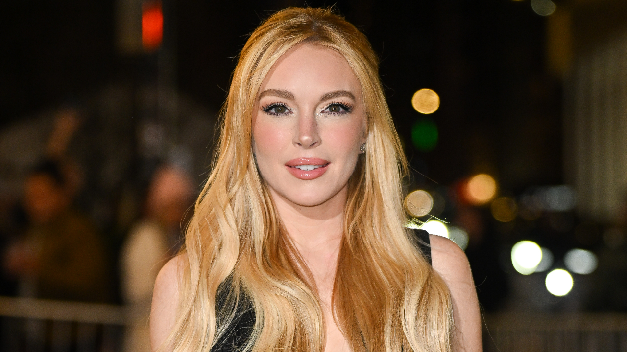 Pai de Lindsay Lohan responde se filha fez cirurgias plásticas, após visual da atriz viralizar