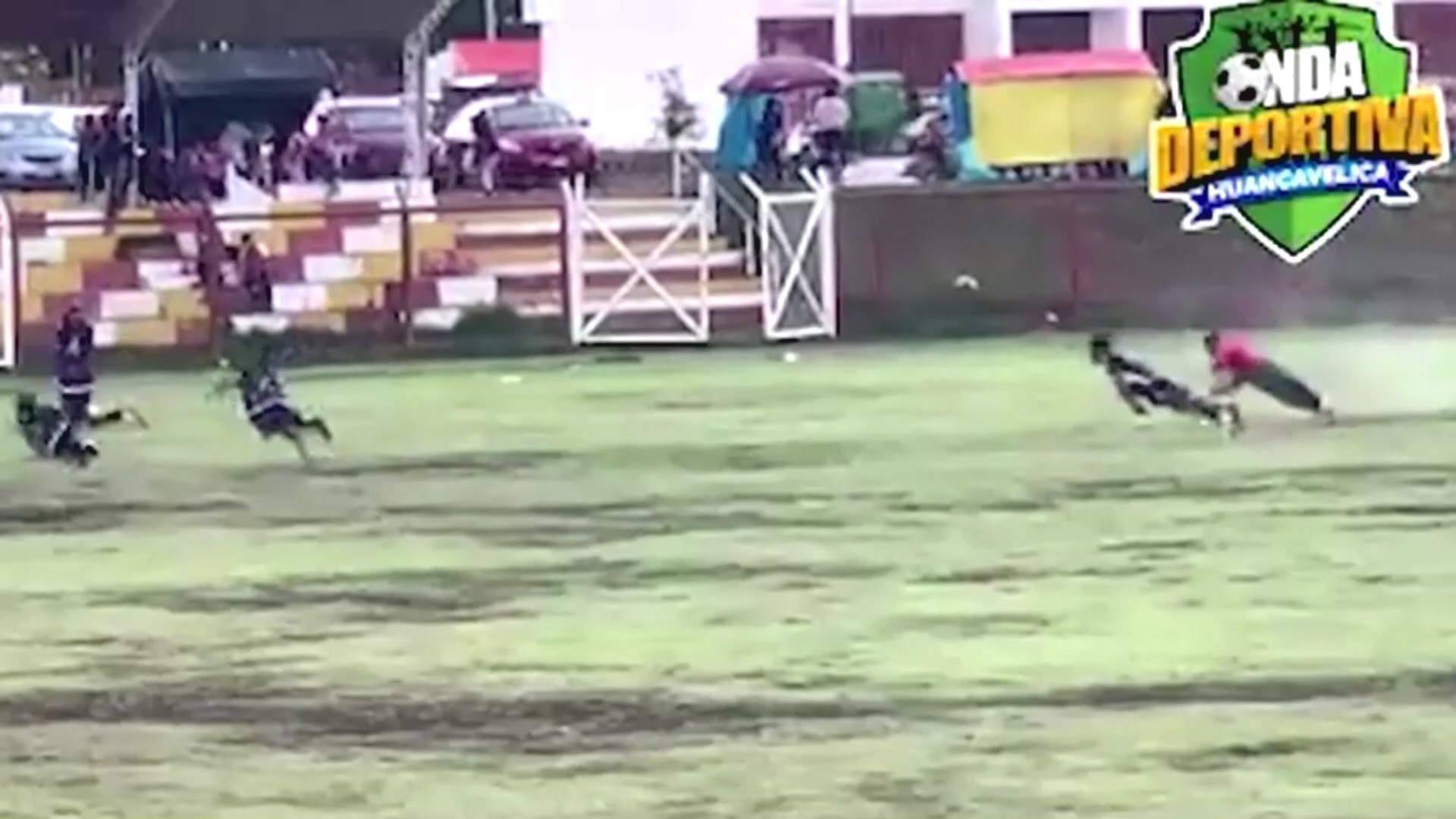 Vídeo: Jogador de futebol morre após ser atingido por raio dentro de campo, no Peru; imagens fortes