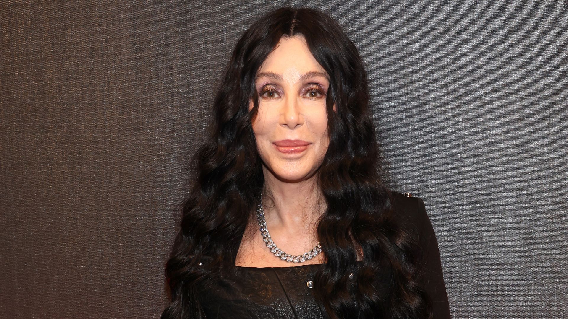 Cher relembra encontro inusitado com Salvador Dalí após orgia do artista: “Eu estava gritando por dentro”