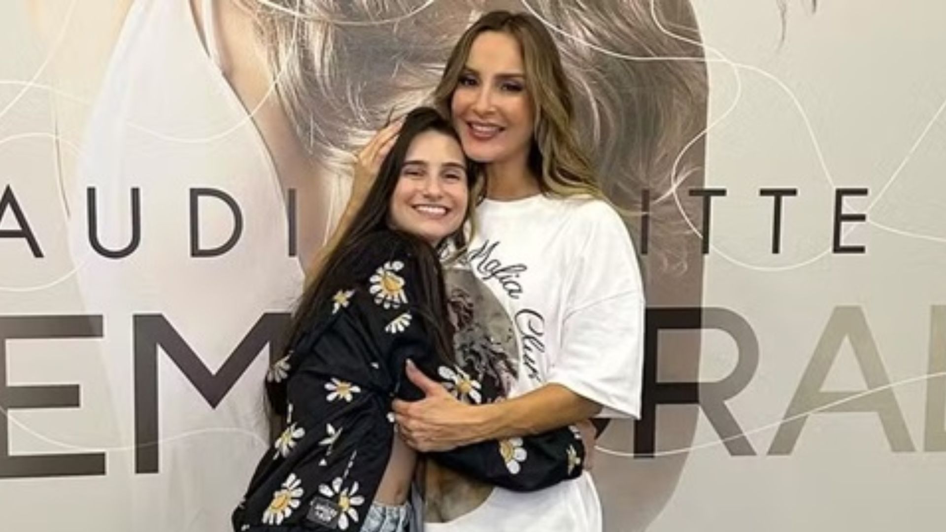 Dançarina de Claudia Leitte morre aos 21 anos durante ensaio, e namorado revela a causa; cantora faz homenagem