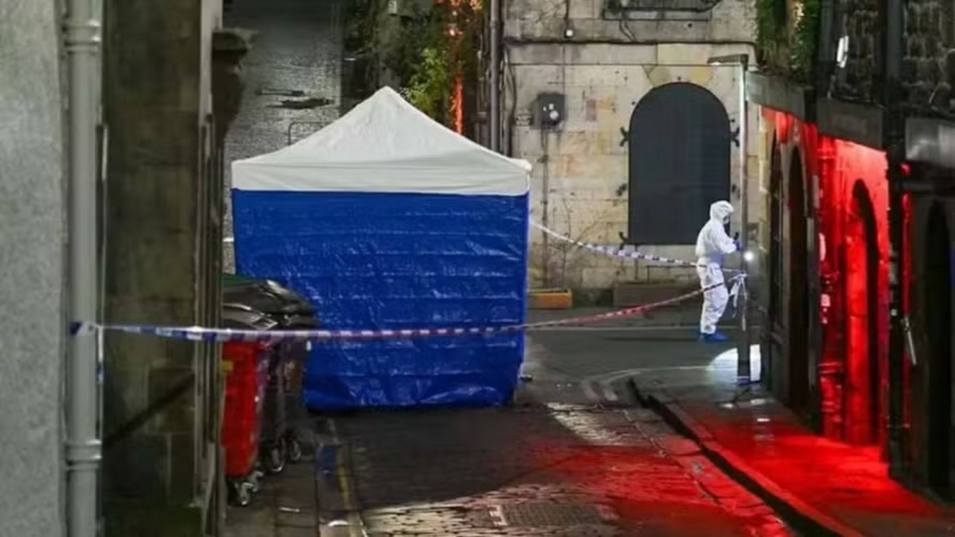 Polícia encontra cabeça decapitada na rua durante evento de Halloween na Escócia, e explica o que aconteceu