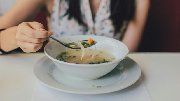 Mulher mata ex-namorado e mais quatro amigos por engano com sopa de pimenta envenenada Mulher mata e mais quatro amigos por engano com sopa envenenada (Foto: Unsplash/ Taylor Kiser)