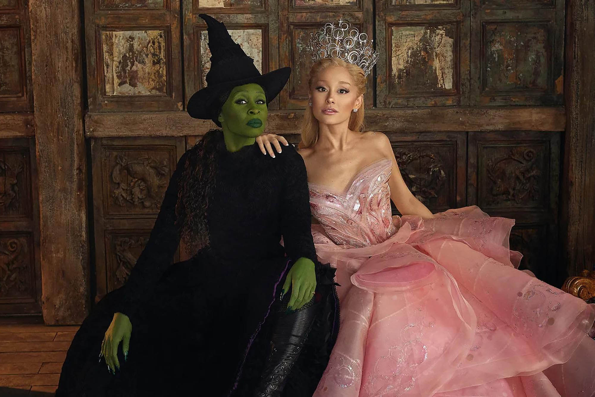 Ariana Grande comenta possível relacionamento entre Glinda e Elphaba em “Wicked”