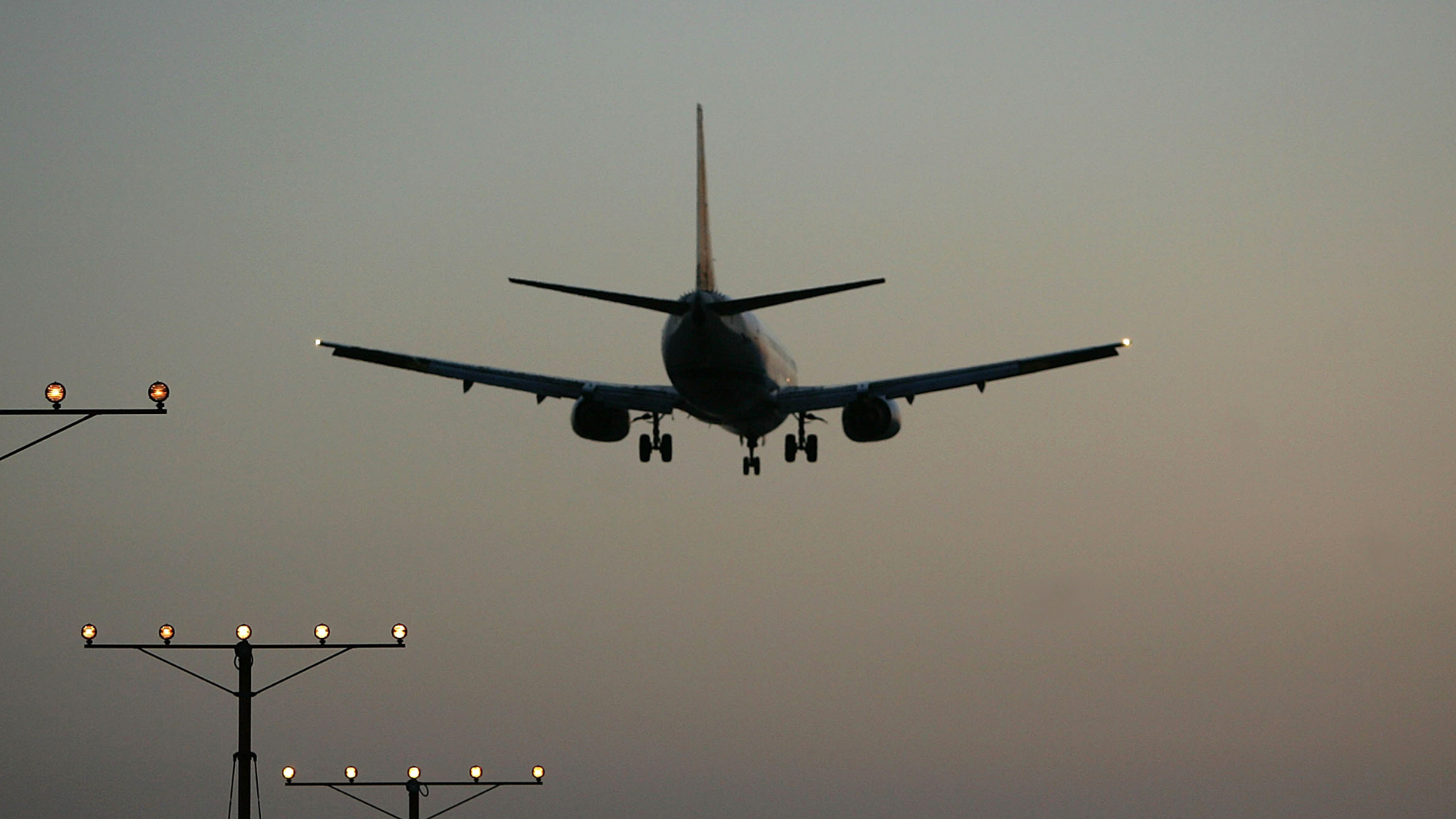 Avião declara emergência e faz pouso forçado em Brasília; passageira relata susto e empresa se manifesta