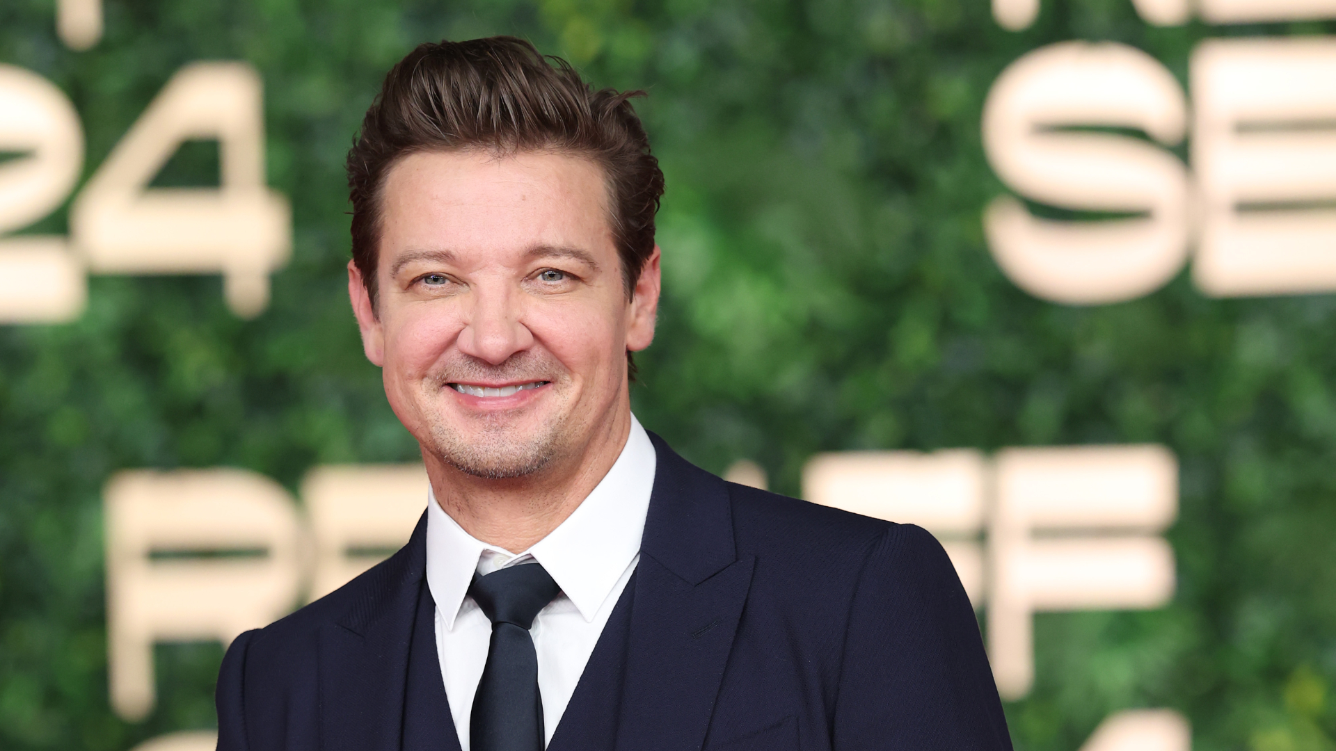 Jeremy Renner fala sobre recuperação após quebrar 38 ossos em grave acidente: “Sou 25% titânio”