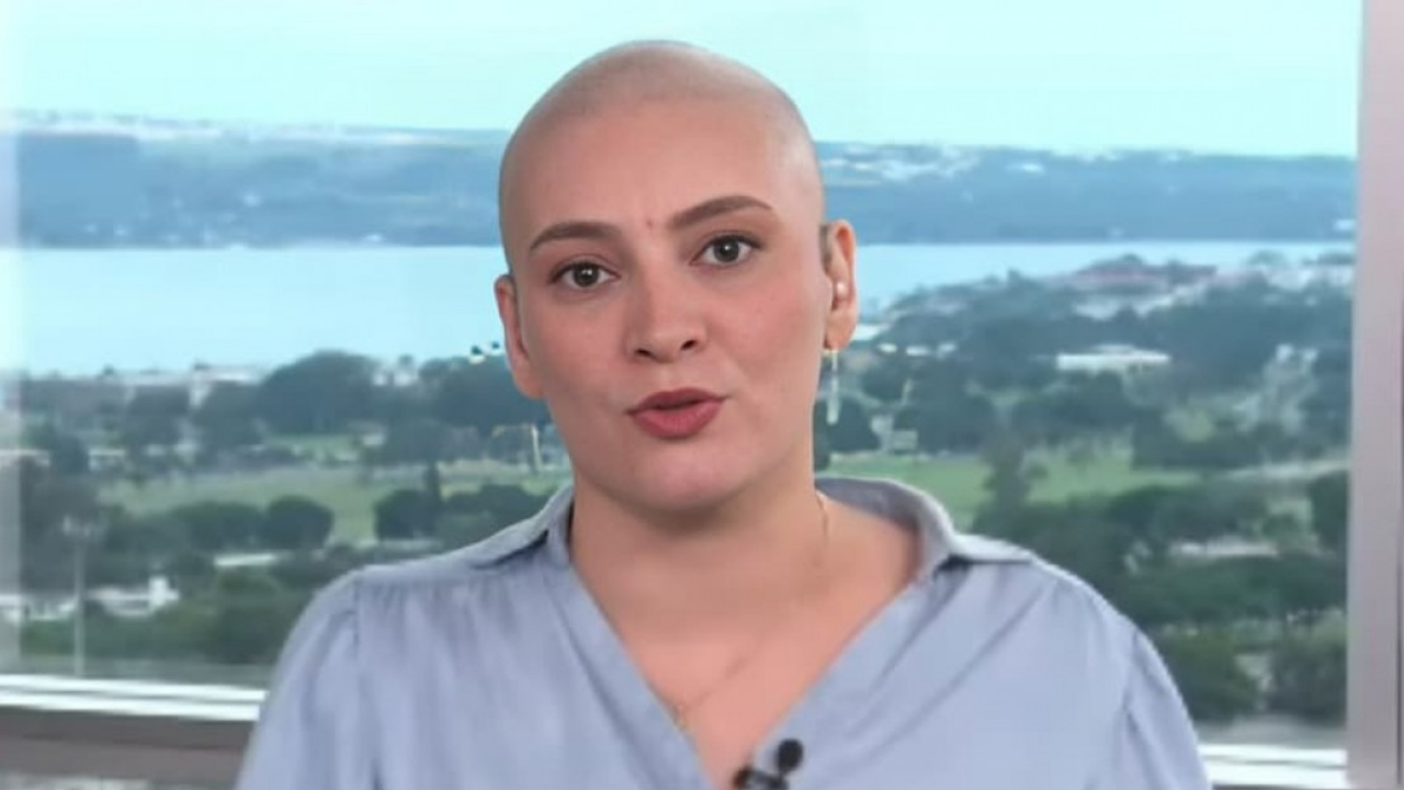 Jornalista da CNN Brasil, Larissa Rodrigues reaparece careca na TV em meio a tratamento de câncer, e faz desabafo: “Não é força, é necessidade”