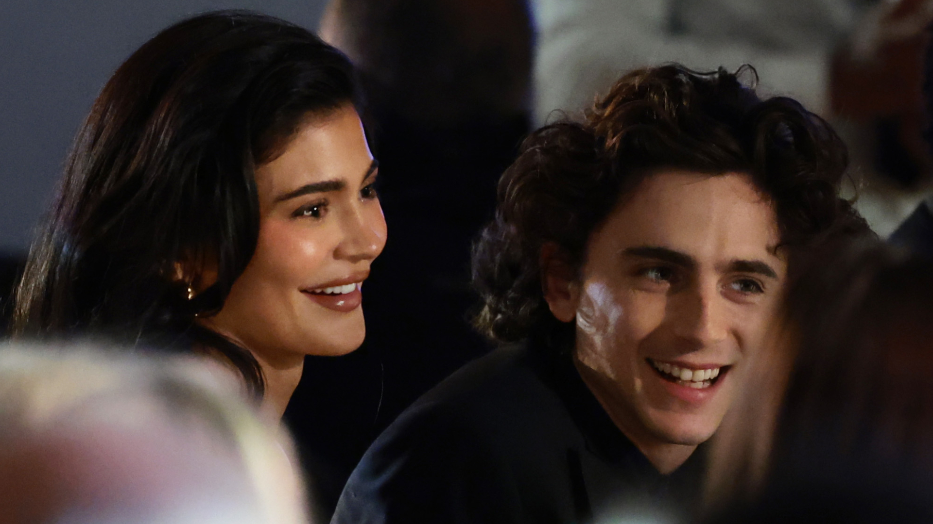 Em meio a rumores de crise, Kylie Jenner e Timothée Chalamet são flagrados juntinhos e em clima de romance em festa; assista