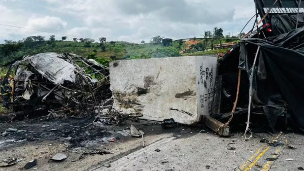 Motorista de caminhão suspeito de causar acidente fatal na BR-116 se entrega à polícia em MG