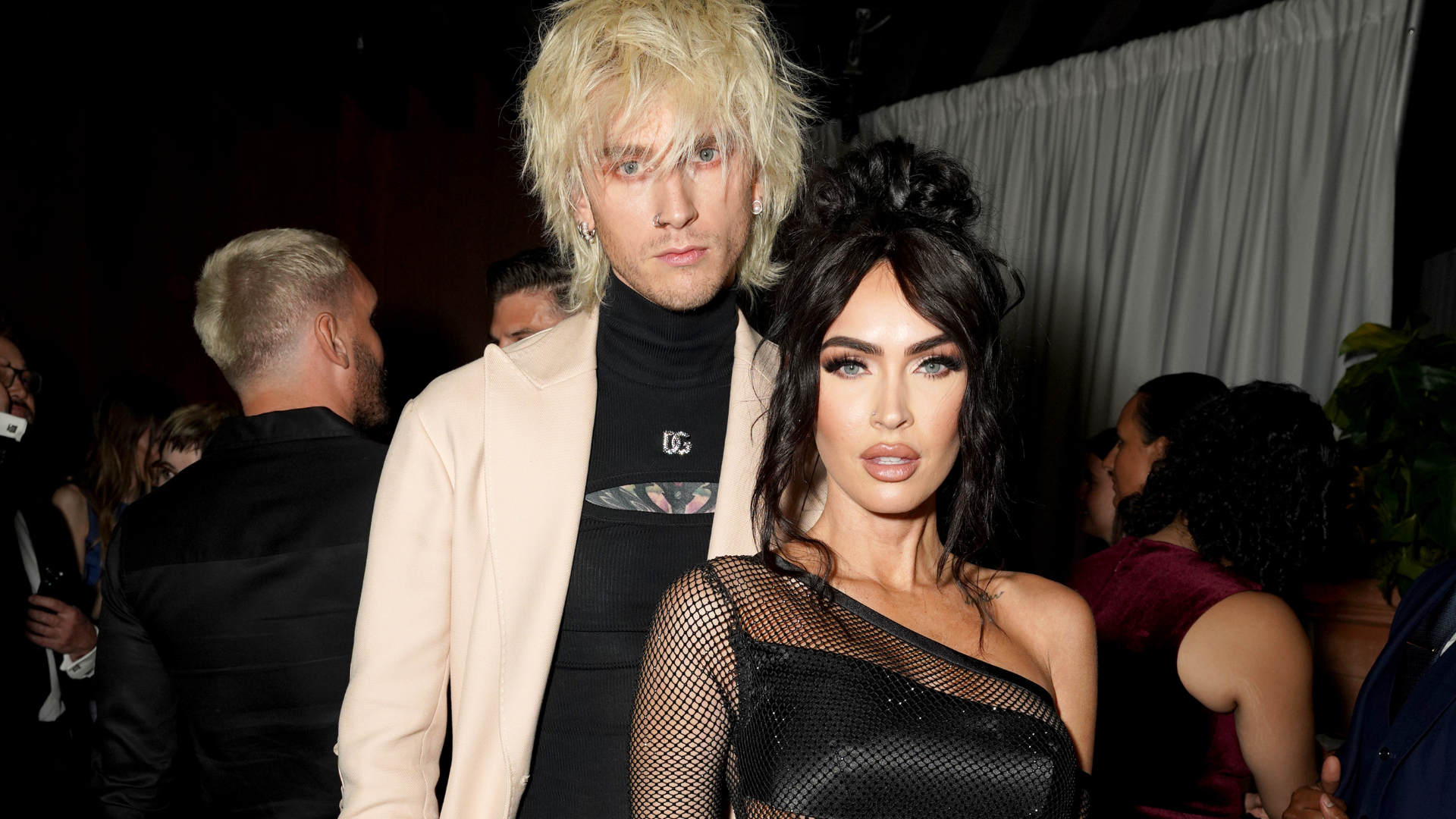 Fonte revela como Machine Gun Kelly está tentando reconquistar Megan Fox