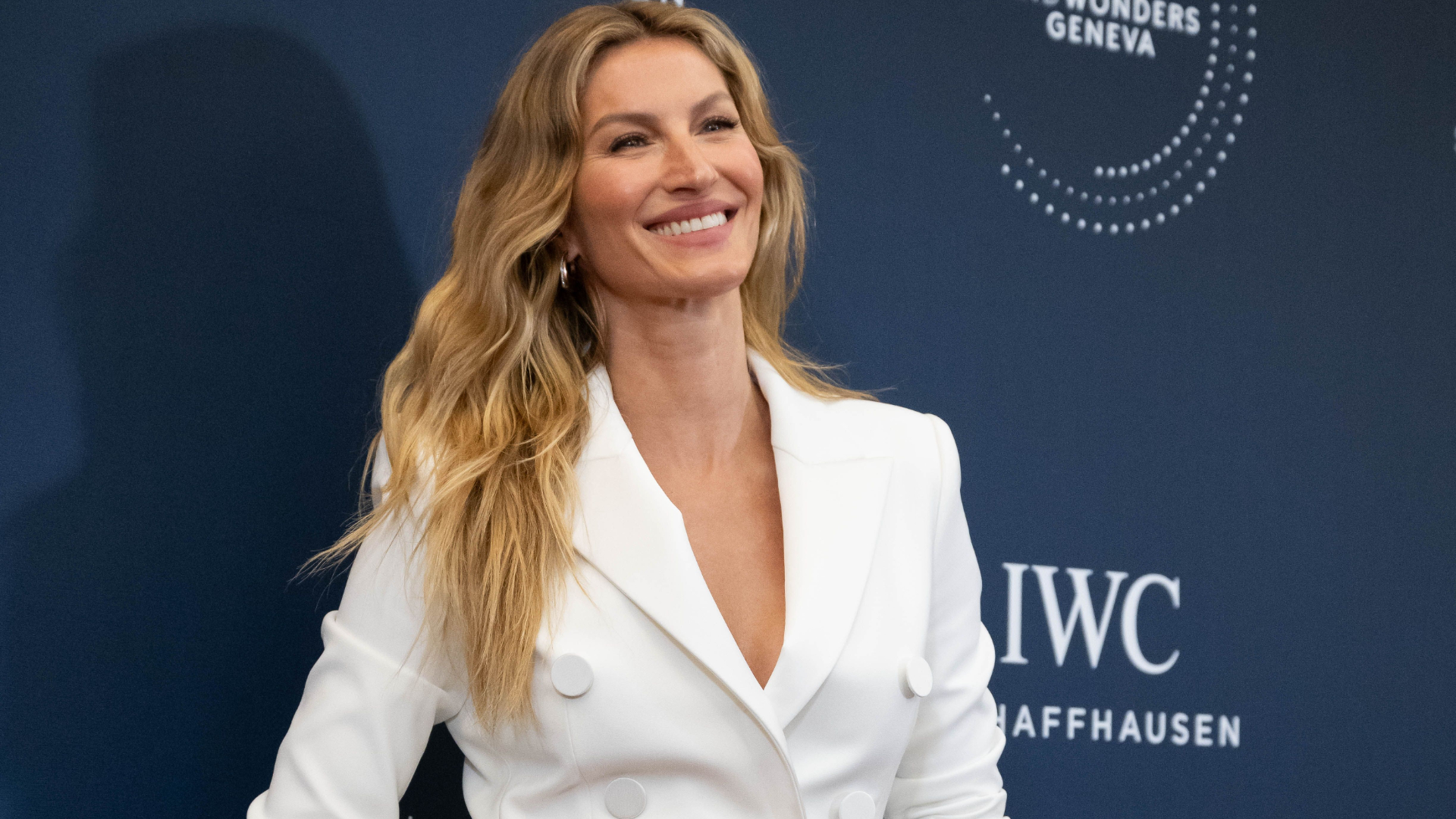 Gisele Bündchen surge de biquíni e exibe barrigão de grávida durante férias com Joaquim Valente; veja fotos