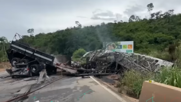 Crianças sobrevivem a acidente na BR-116 em MG, mas ficam órfãs; famílias se manifestam