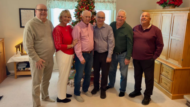 Idoso encontra família biológica 75 anos após adoção, nos EUA: “Meu milagre de Natal”