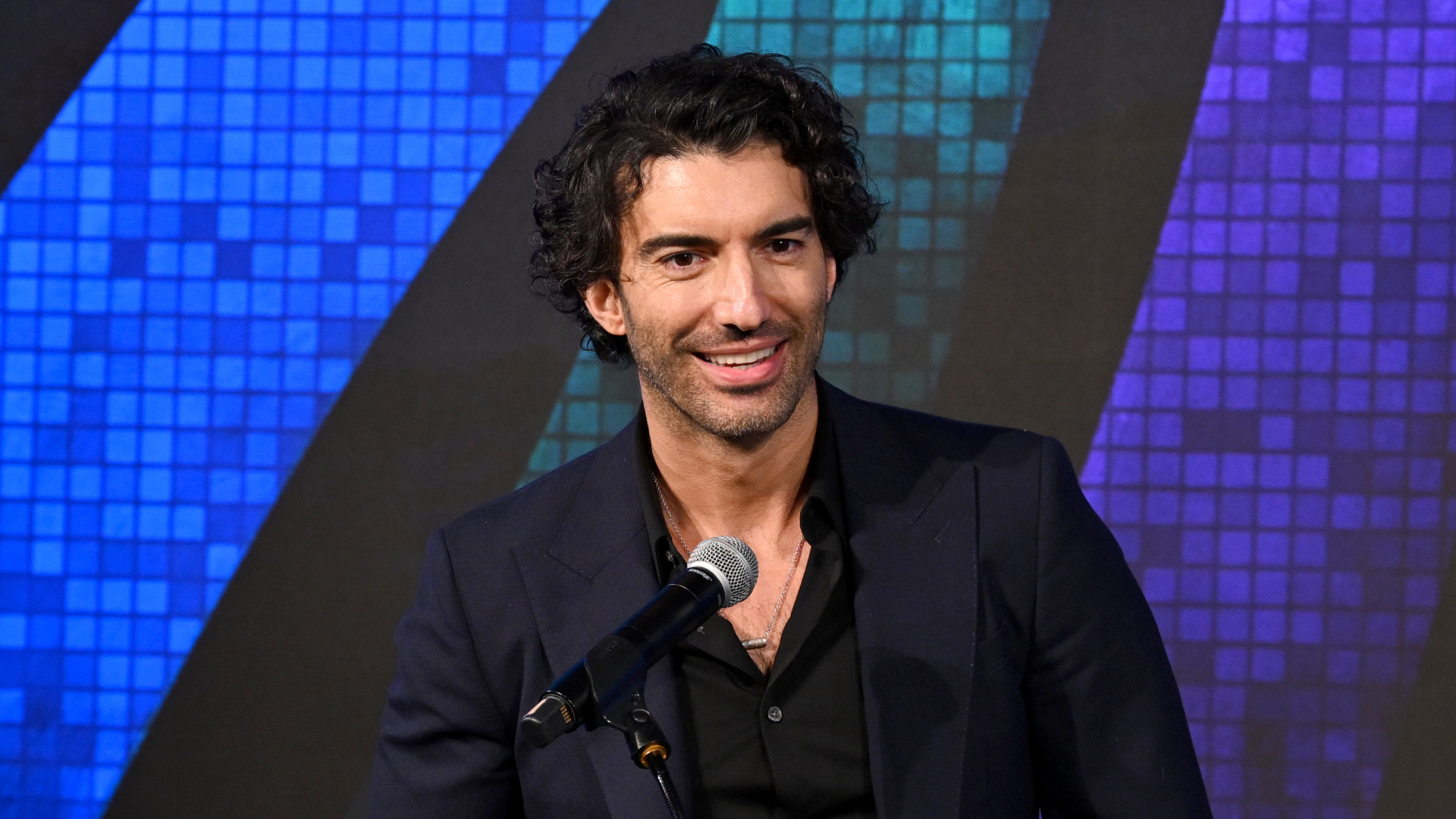 Em entrevista, Justin Baldoni diz que está “exausto” após ano de “muito estresse emocional”: “Difícil pra mim e pra minha família”; assista