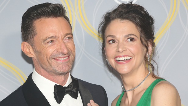 Após assumir romance, Hugh Jackman e Sutton Foster são flagrados aos beijos na Califórnia; assista