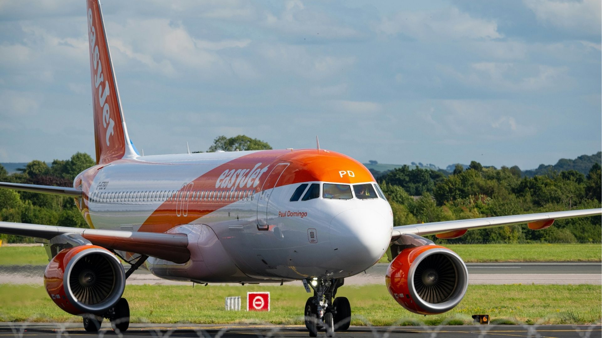 Avião faz pouso de emergência após adolescente atacar tripulação e tentar abrir porta em pleno voo