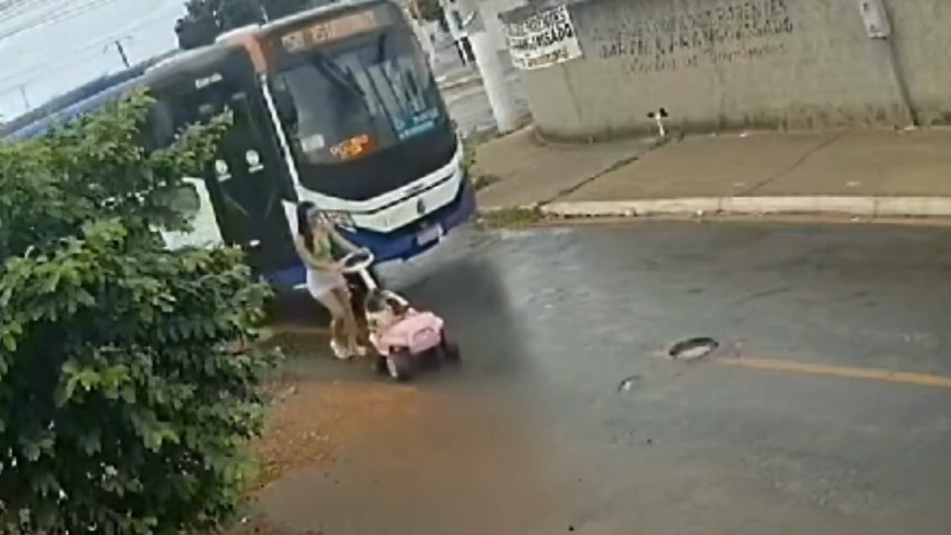 Vídeo: Mãe e filha em carrinho são arrastadas por ônibus, mas escapam ilesas em MT: “Milagre”