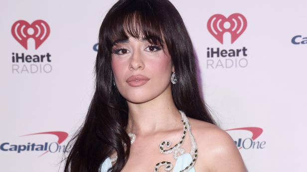 Que beijão! Camila Cabello é vista aos beijos com bilionário em St. Barts; saiba quem é e confira as fotos