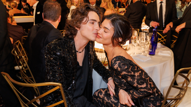 Globo de Ouro 2025: Após rumores de gravidez, Timothée Chalamet e Kylie Jenner são flagrados aos beijos na premiação; assista