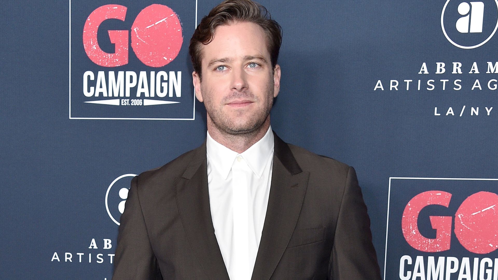 Armie Hammer analisa escândalo de canibalismo, revela ter usado mulheres e abre o jogo sobre preferências sexuais ousadas