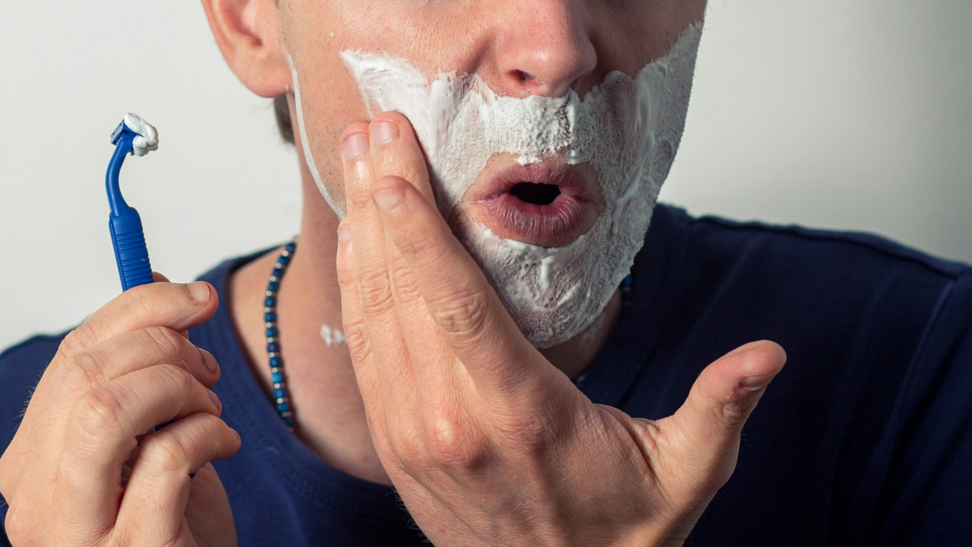 Homem recebe indenização de R$ 38 mil após se cortar fazendo a barba, na Inglaterra