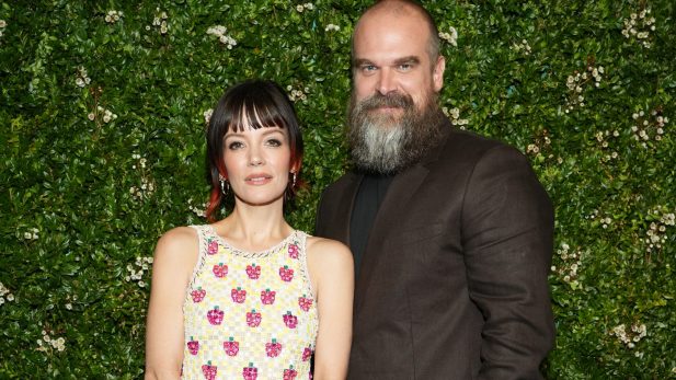 Lily Allen se interna em “clínica para traumatizados” após fim de casamento com David Harbour, diz site