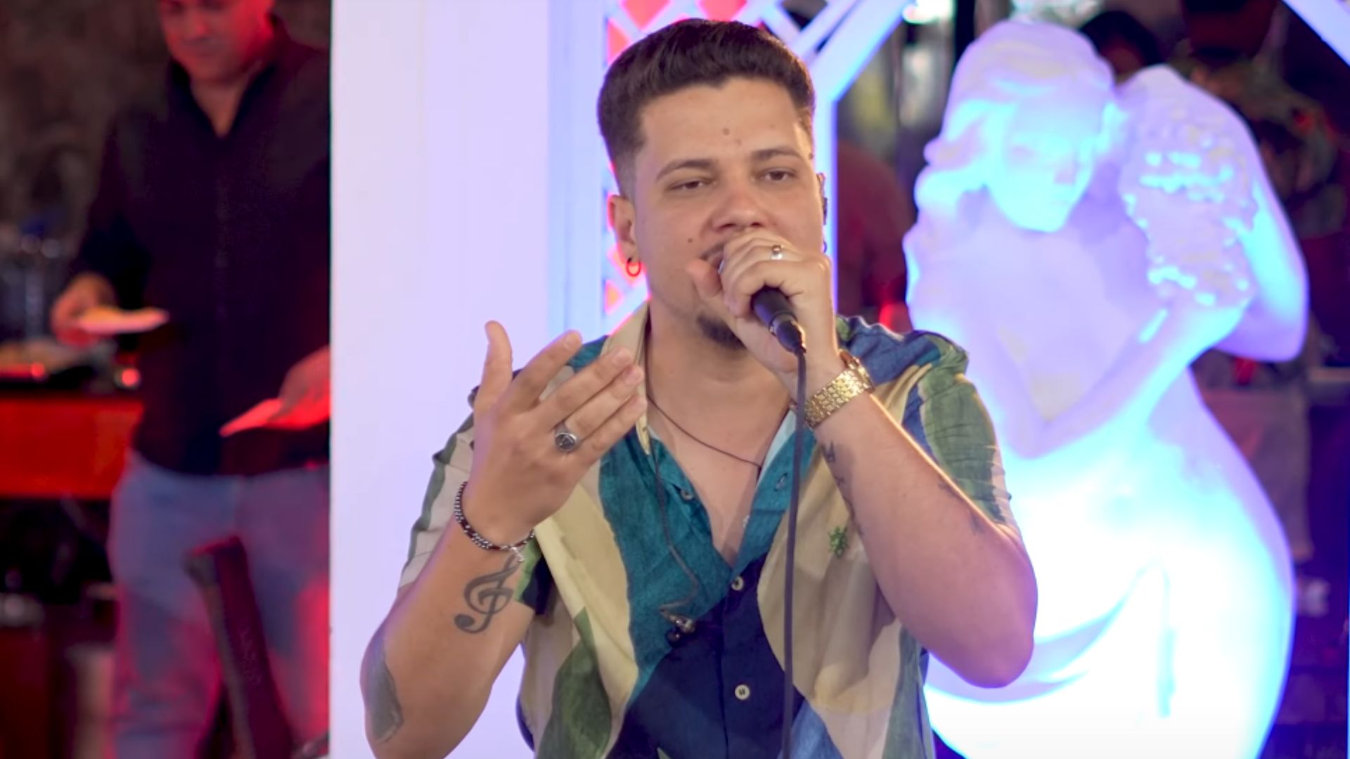 Sertanejo fica com rosto desfigurado após ser agredido em show, e imagens impressionam