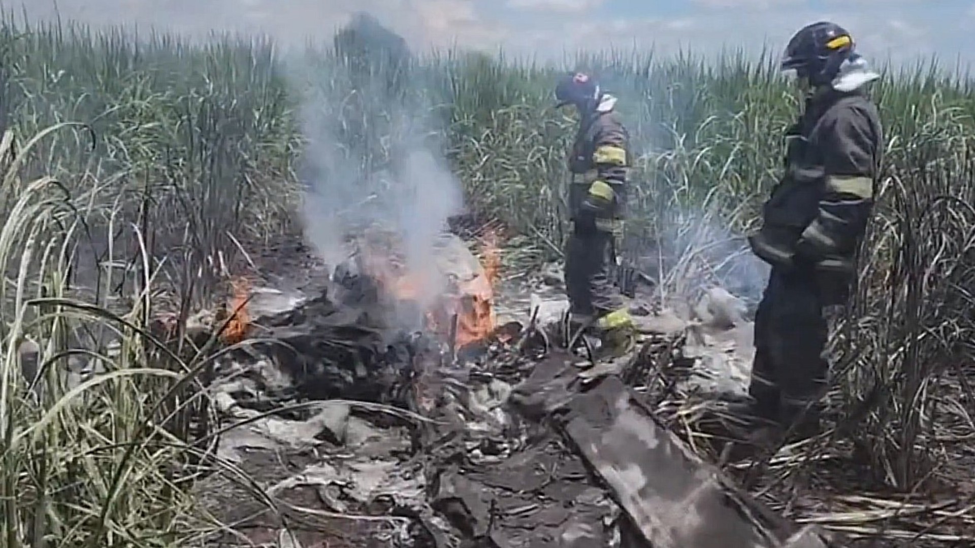 Avião cai no interior de SP e mata casal de idosos; vídeo mostra destroços