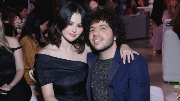 Selena Gomez e Benny Blanco surpreendem com fotos ousadas de casal, e falam sobre primeiro encontro, noivado e filhos; veja tudo