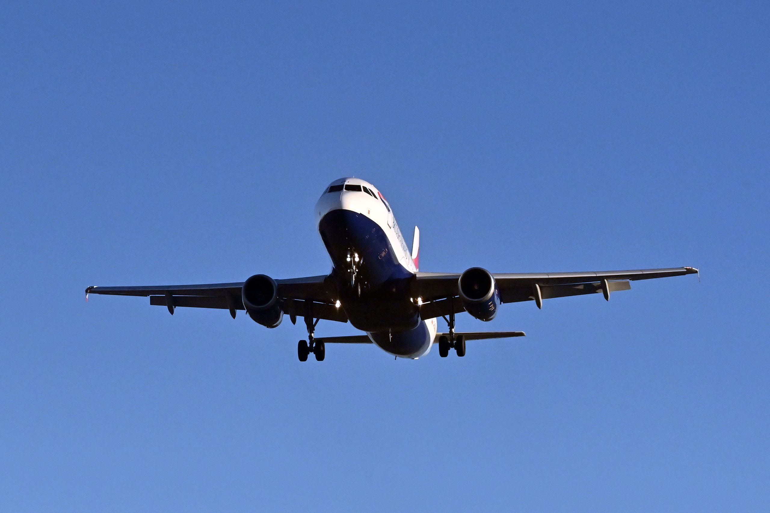 Homem perde o voo e invade pista de aeroporto no Chile para impedir decolagem; assista