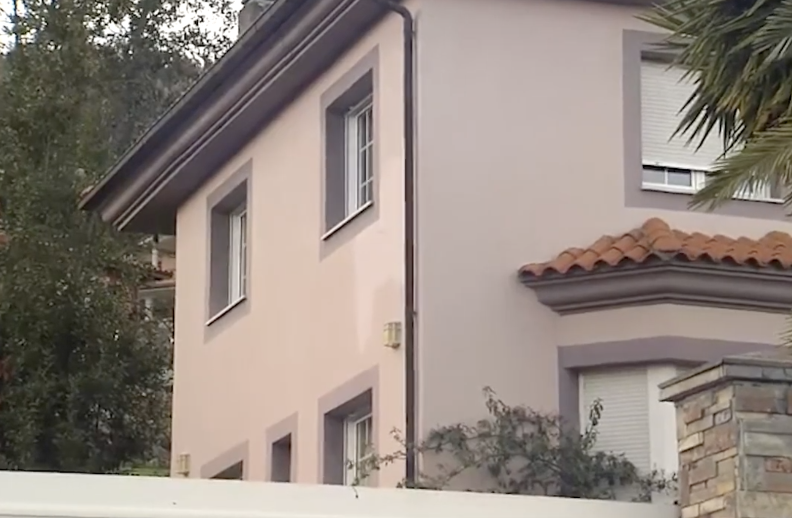 Crianças isoladas por anos em “casa dos horrores” na Espanha deixaram desenhos perturbadores no quarto; veja as fotos