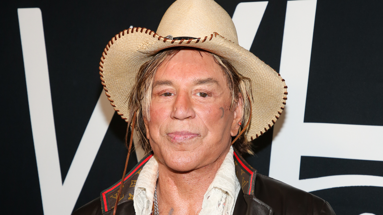 Ator Mickey Rourke deixa casa do “Big Brother UK” após comportamento “agressivo e ameaçador”; assista