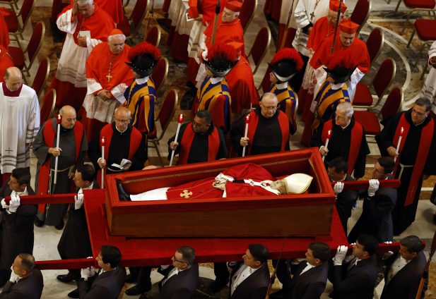 O pontífice morreu nesta segunda (21), dia seguindo ao domingo de Páscoa. (Foto: Getty)