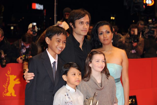 Sophie com o elenco de "Mammoth". (Foto: Getty)