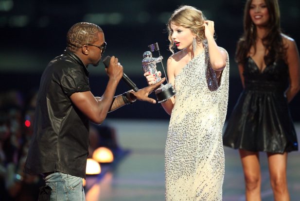 Momento em que o rapper interrompeu a cantora. (Foto: Getty)