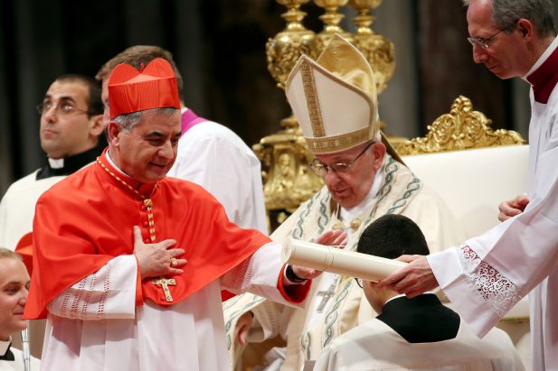 Angelo Becciu e o Papa Francisco em 2018. (Foto: Getty)