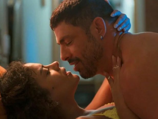 Maria de Fátima (Bella Campos) e César (Cauã Reymond) em "Vale Tudo". (Foto: Reprodução/TV Globo)