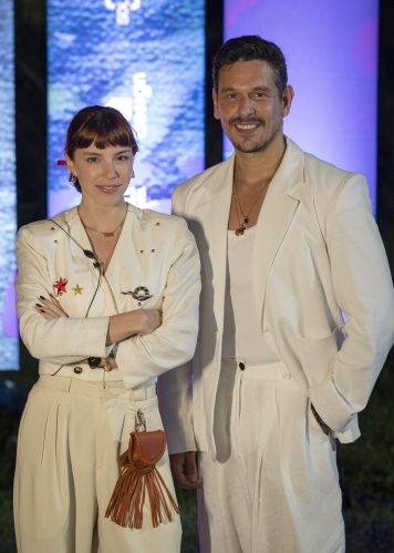 Renato (João Vicente de Castro) e Solange (Alice Wegmann), farão uma piada sobre a postura da empresária. (Foto: Globo / Manoella Mello)