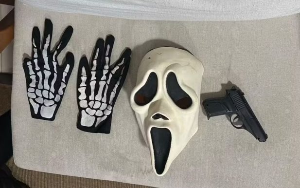 Objetos que foram encontrados na casa do garoto. (Foto: Divulgação/Polícia Civil)