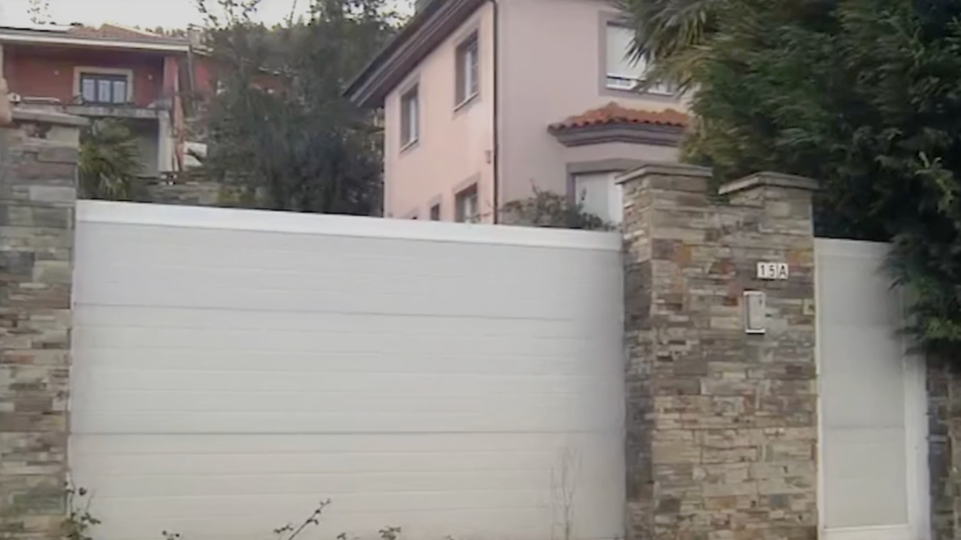 Polícia encontra crianças vivendo isoladas há anos entre lixo em “casa dos horrores” na Espanha; pais são presos