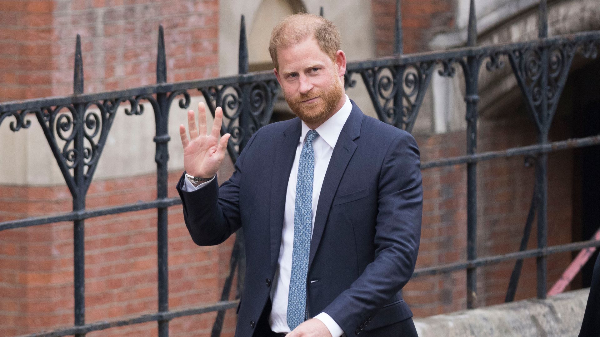 Príncipe Harry é retirado às pressas de tribunal em Londres após “surto” de fã: “Eu apoio você”