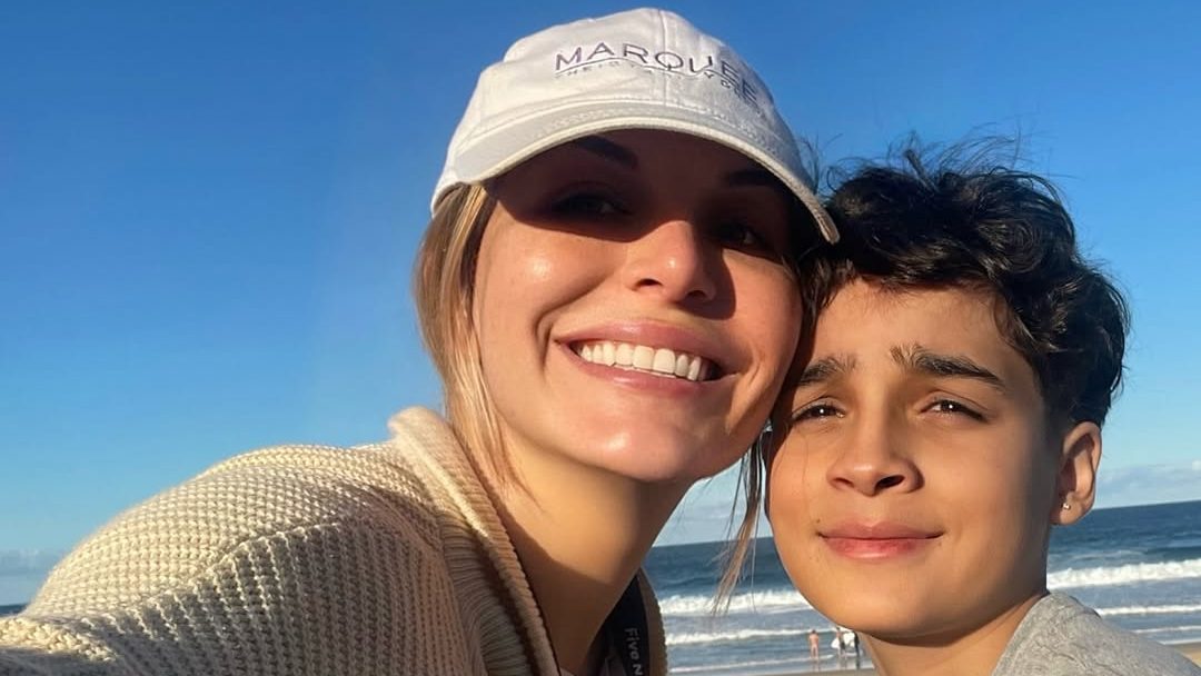 Atriz australiana tenta arrecadar R$ 1 milhão para preservar corpo do filho após morte trágica