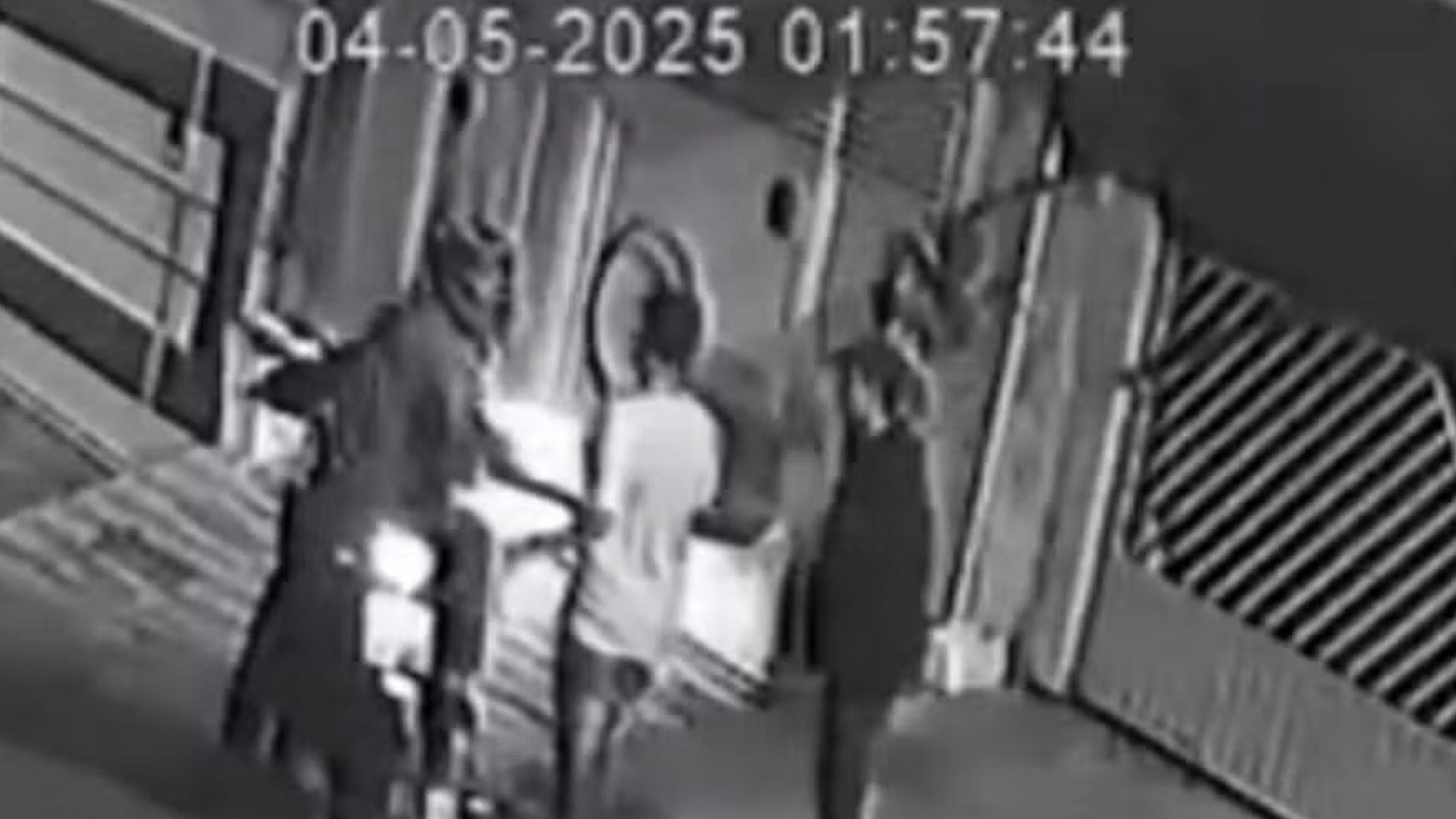 Vídeo: Adolescente de 15 anos é morto durante assalto em SP, após deixar celular cair no chão
