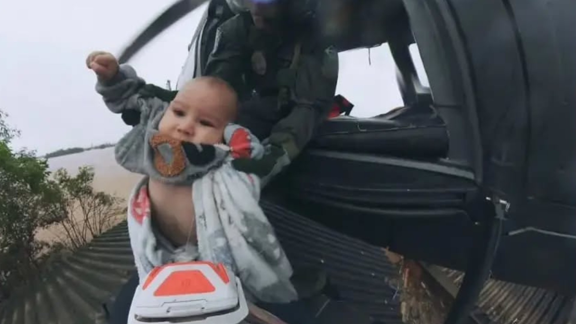 Bebê resgatado de helicóptero morre 1 ano após enchente no RS