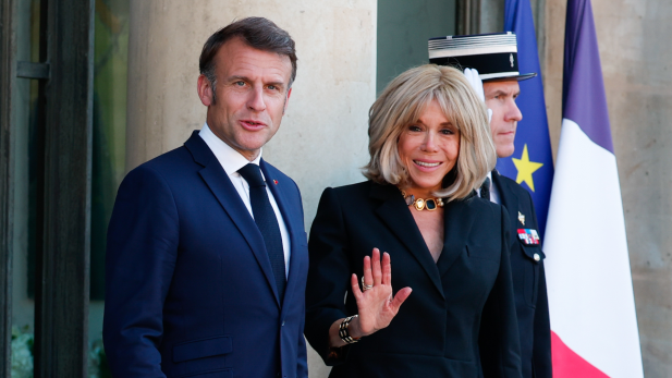 Após tapa, história de como Emmanuel Macron conheceu a esposa Brigitte viraliza