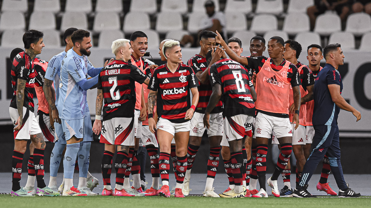 Jogadores do Flamengo são alvo de tentativa de assalto e goleiro tem carro alvejado no Rio; veja imagens