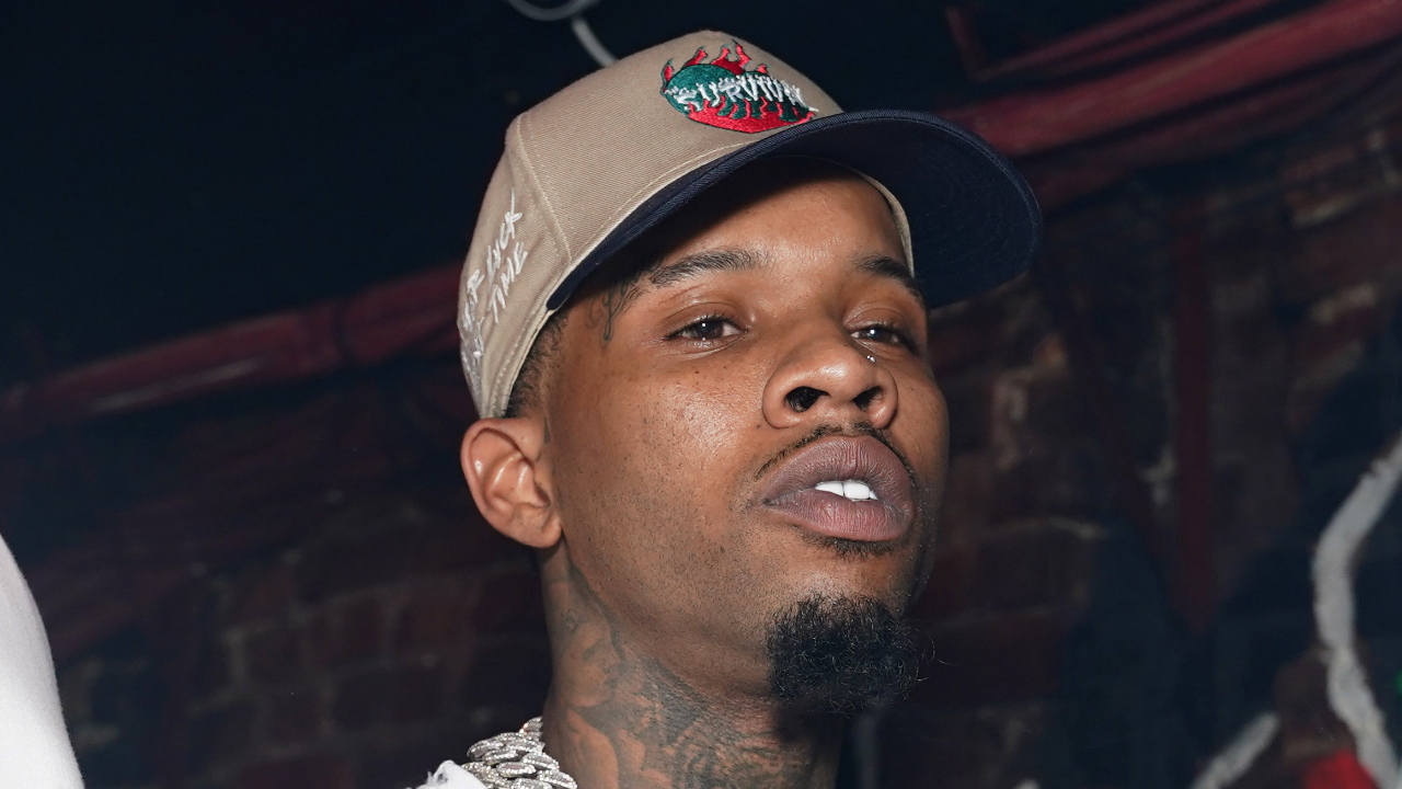 Rapper Tory Lanez é esfaqueado em presídio, enquanto cumpre pena por atirar contra Megan Thee Stallion