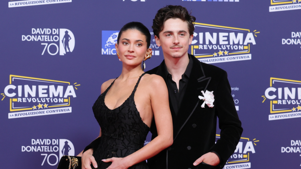 Kylie Jenner e Timothée Chalamet estão noivos?! Fãs apontam pista ‘reveladora’ em estreia de casal